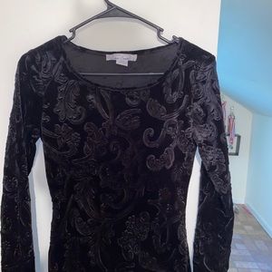 Skinny black dress .